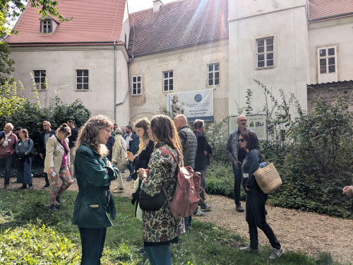 Menschengruppe vor Schloss Jahnishausen zum Thementag 2024