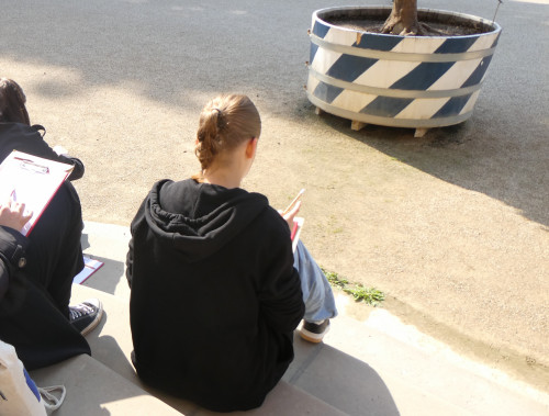 Teenagerinnen von hinten beim Zeichnen