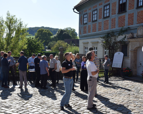 Menschen vor einem Haus in Eibau schauen nach oben